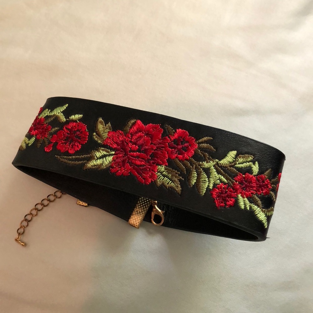 Red roses choker